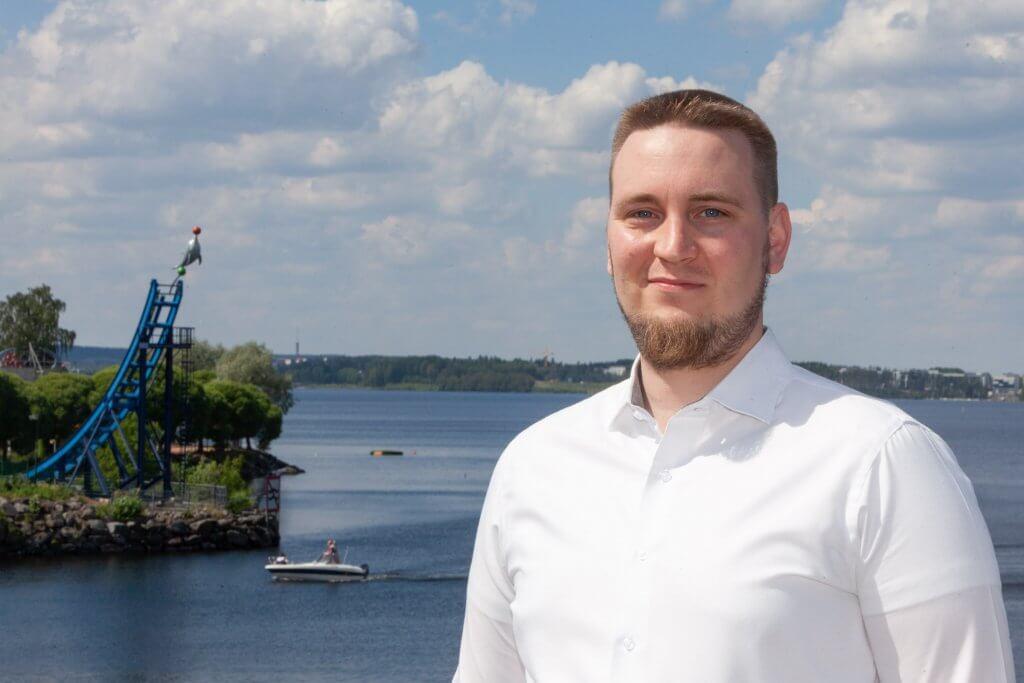 Jesse Uitto järven äärellä.