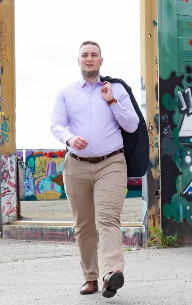 Jesse kävelee kameraa kohti.