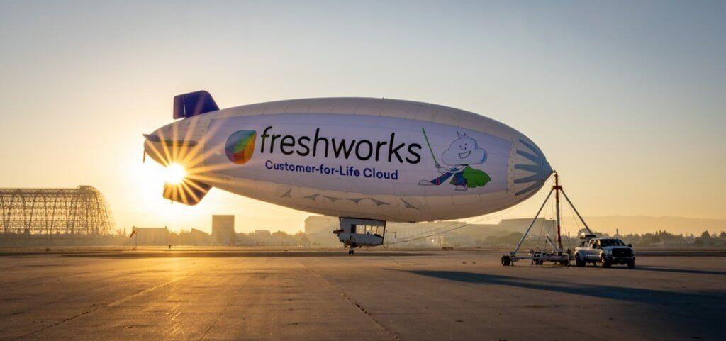 Freshworks-ilmalaiva, auringonlasku takana.