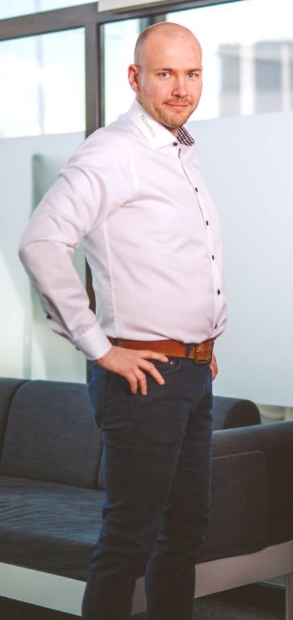 Kim Hiekkanen seisoo, kylki edellä kameraan.